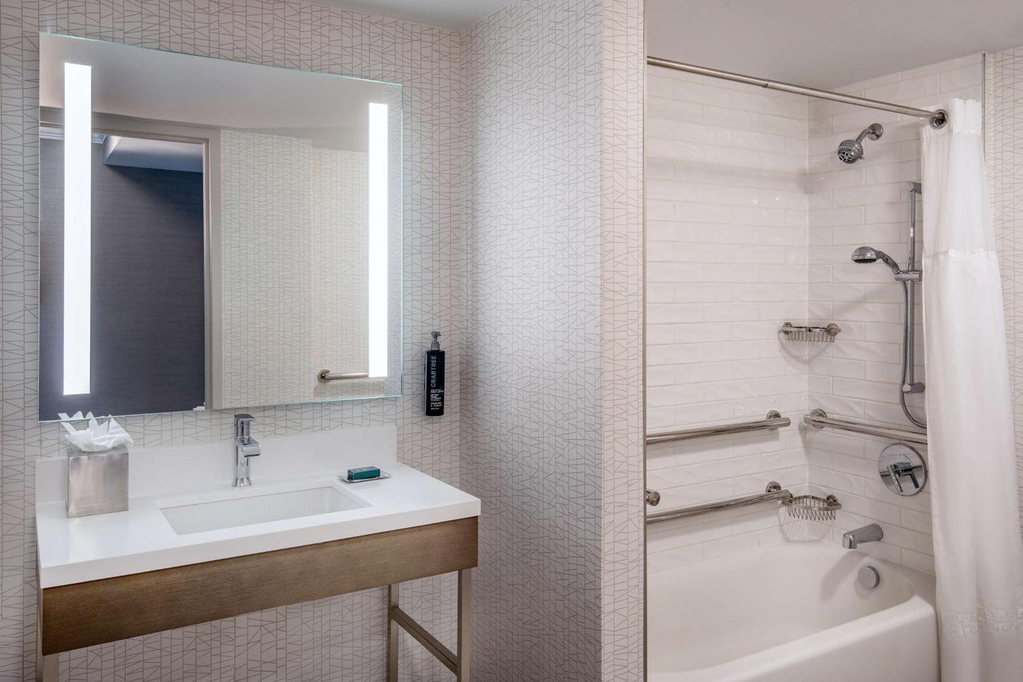 Doubletree By Hilton Hotel And Conference Center Chicago North Shore Skokie Exterior photo